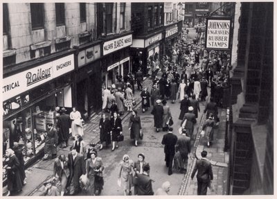 Blick auf Einkäufer in der Trinity Street, Leeds, 1956 von English Photographer